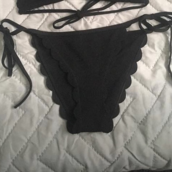 Black scalloped bikini - Picture 3 of 3